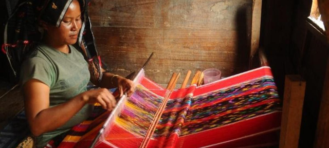 Menghidupkan Kembali Tenun Tradisional Lewat Sentuhan Desain Modern